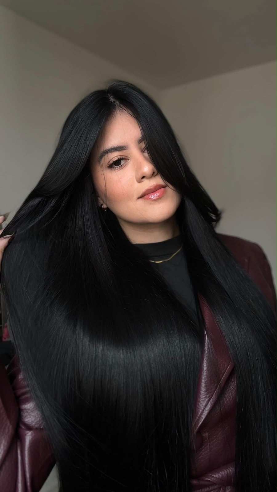 Mulher exibindo cabelo preto longo e brilhante